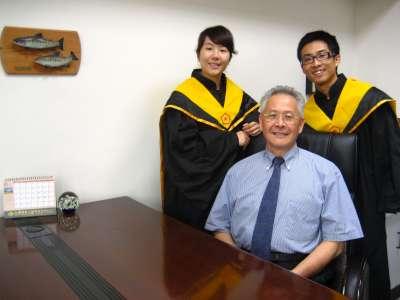 2009 (50).jpg - June 5, 2009 靜宜畢業典禮(老師與學生們合影)